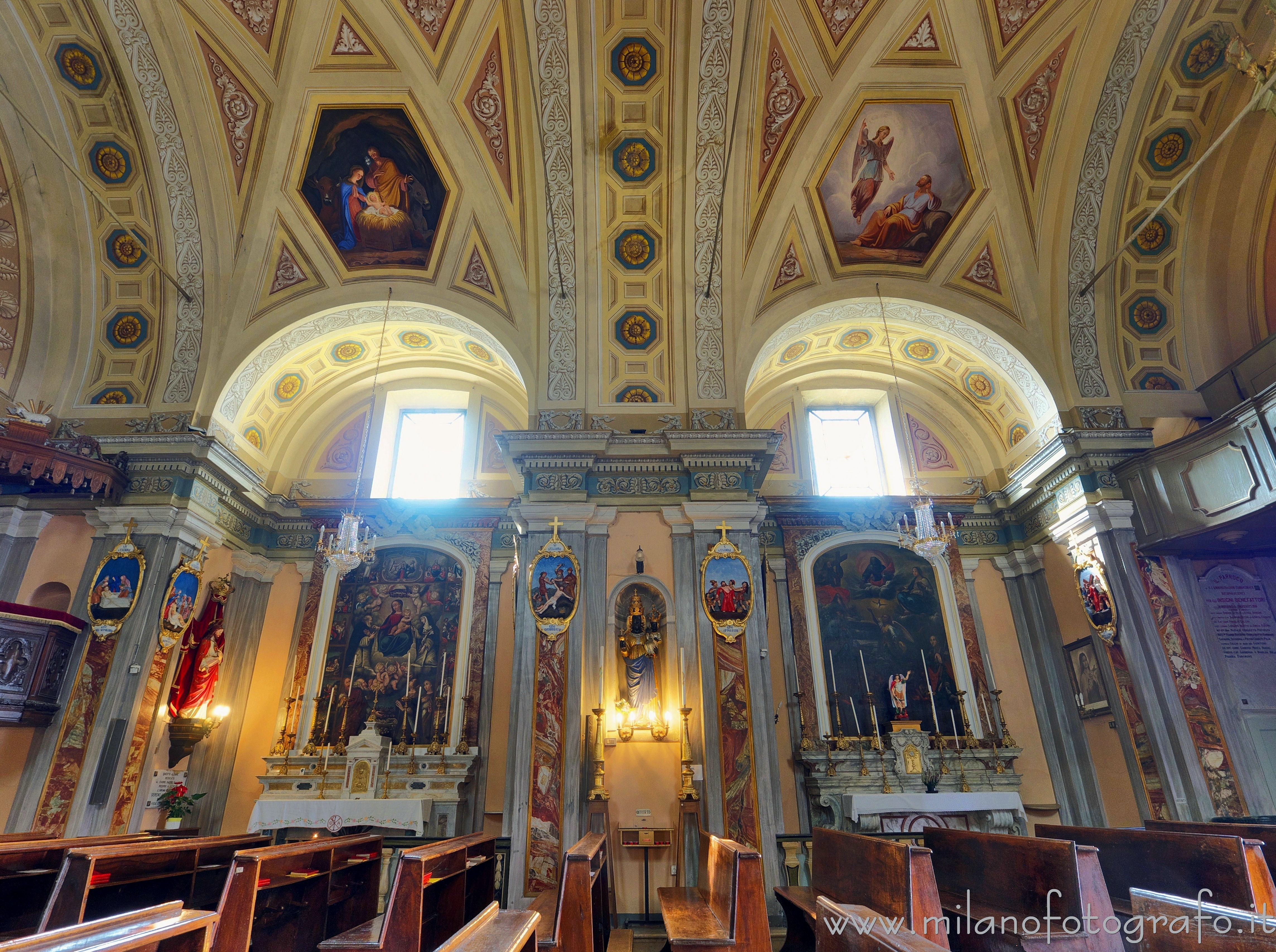 Andorno Micca (Biella) - Lato destro della navata della Chiesa di San Giuseppe di Casto - Foto a piena risoluzione